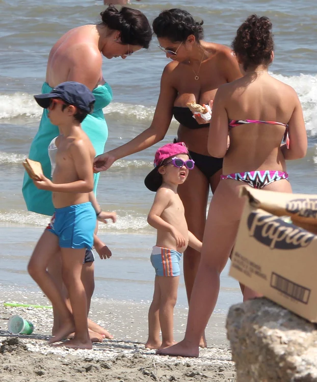 Nicoleta şi-a hrănit puişorii pe rând