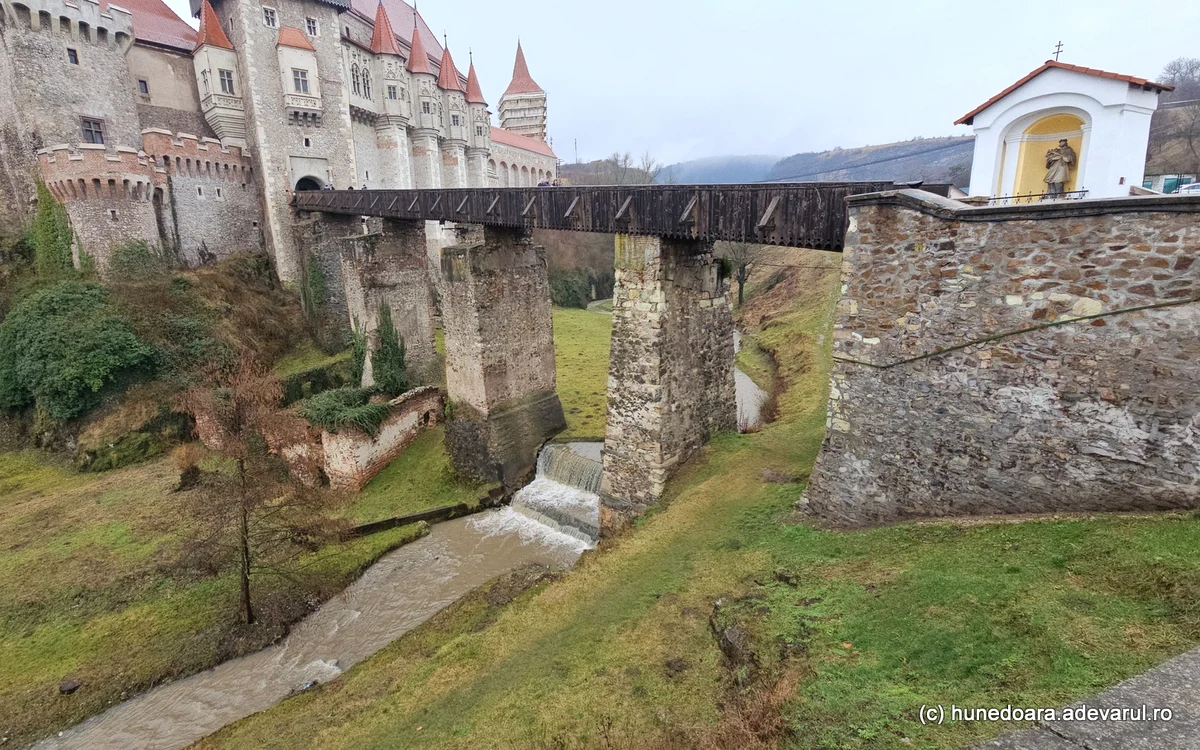Râul Zlaști, la Castelul Corvinilor. Foto: Daniel Guță. ADEVĂRUL