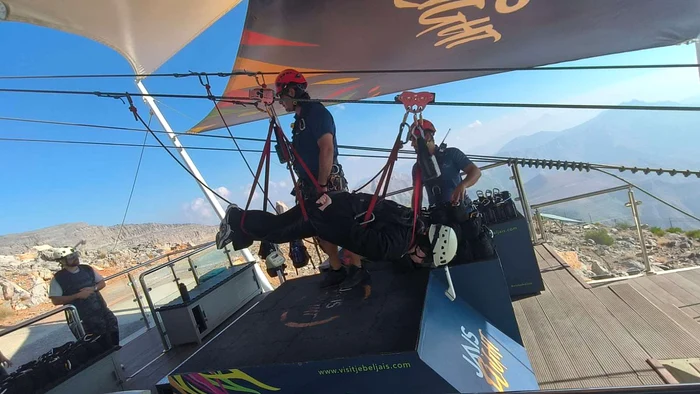 Persoană aflată pe tiroliana Jais Flight, cea mai lungă din lume