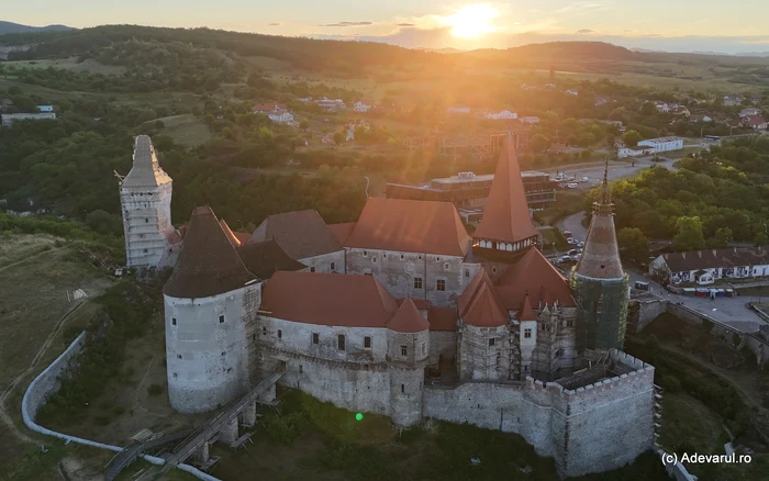 VIDEO Turiștii străini, cuceriți de „Disneylandul” medieval din România: „Peste 20 de ani, castelul va fi spectaculos”