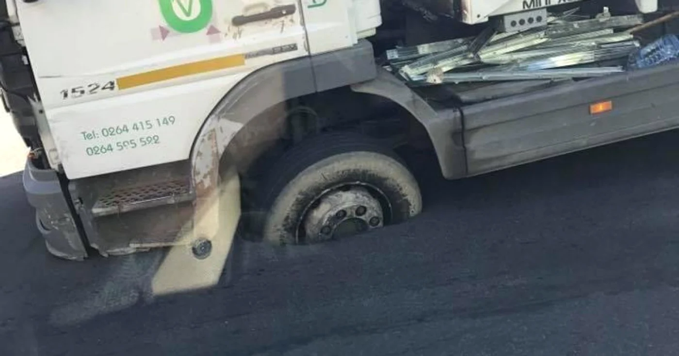 Roata maşinii s-a „scufundat” în asfalt. FOTO: Nicoleta Topan/Facebook