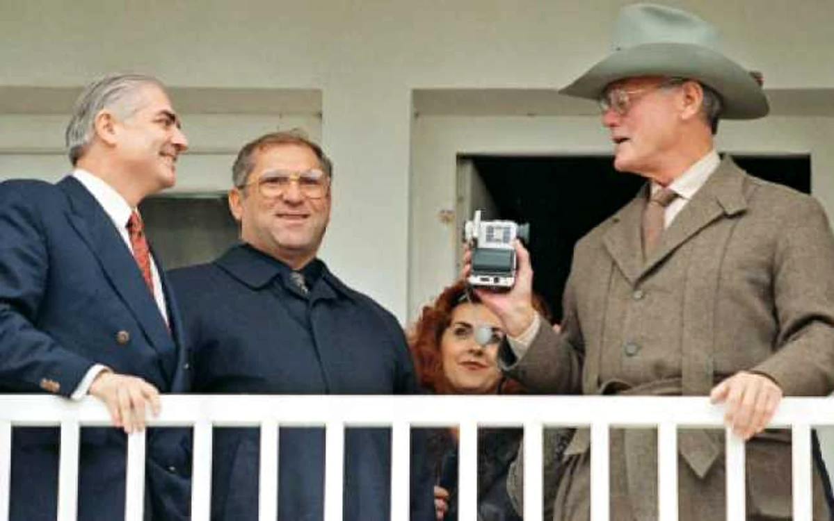 Ilie Alexandru (al doilea din stânga) a fost vizitat, în 1999, de actorul Larry Hagman, interpretul lui JR Ewing  