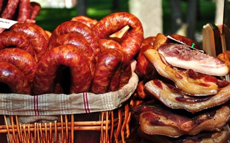 Zece reguli pentru masa de Crăciun: ce și cum mâncăm. Amestecurile de friptură cu ouă sau cartofi cu carne de porc, interzise