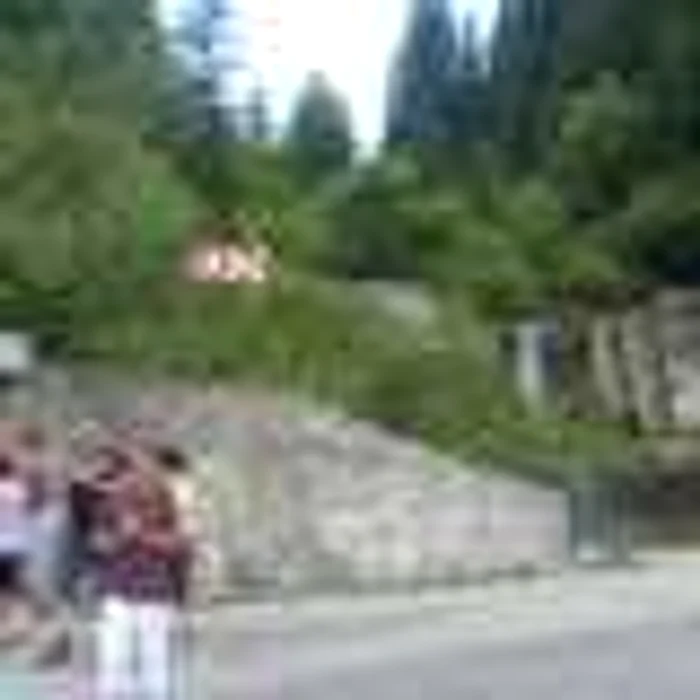 În drum spre lacul Vidra turistii se opresc sa admire cascadele