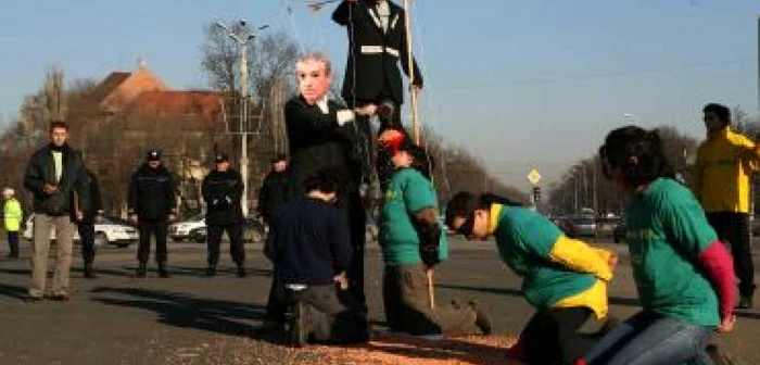 Cluj: Flash mob Greenpeace: încălzirea globală pune planeta în pericol