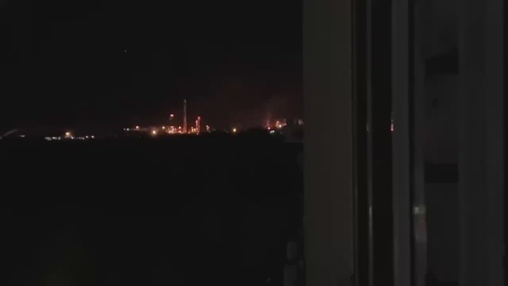 Rafinerija v Saratovu tarča napada z droni, Ukrajina naj bi poslala več deset dronov v Rusijo