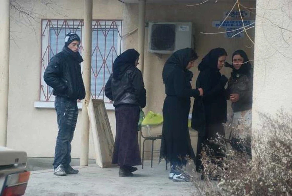 Familia îndurerată a venit să ridice trupul neînsufleţit al micuţei, foto Ciprian Dragomir