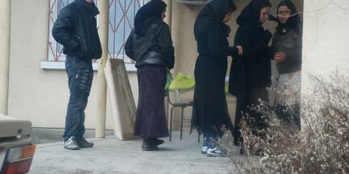 Familia îndurerată a venit să ridice trupul neînsufleţit al micuţei, foto Ciprian Dragomir