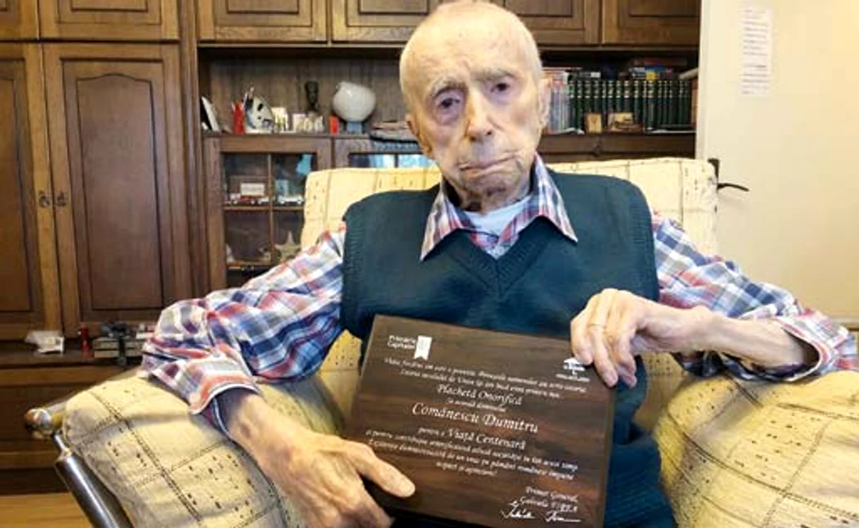 
    Bucureşteanul Dumitru Comănescu a fost premiat ieri de autorităţile locale cu ocazia Zilei Internaţionale a persoanelor vârstniceFoto: CSMB  