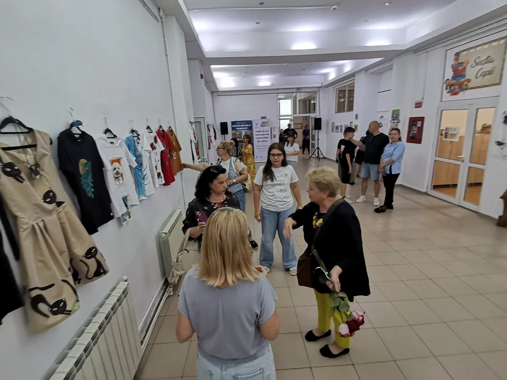 Nu toți cei care au vizitat expoziția cunoșteau această preocupare a artistei FOTO: Alina Mitran
