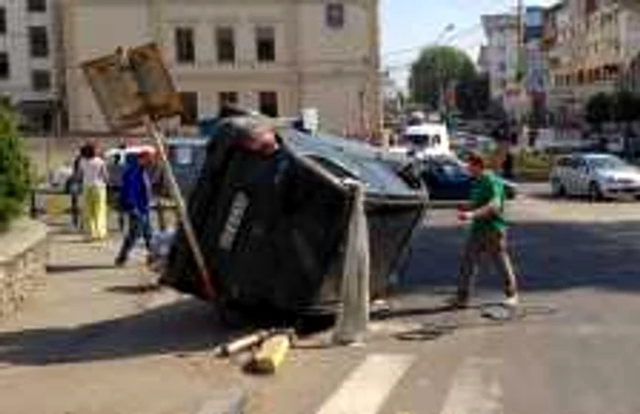 Andrei Rebciuc (23 ani, Dărmăneşti) s-a răsturnat cu un Mercedes ML pe trotuar. FOTO: Dinu ZARĂ