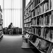 biblioteca  carti  tanar citind   foto pixabay jpg