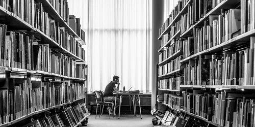biblioteca  carti  tanar citind   foto pixabay jpg