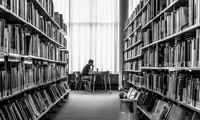 biblioteca  carti  tanar citind   foto pixabay jpg