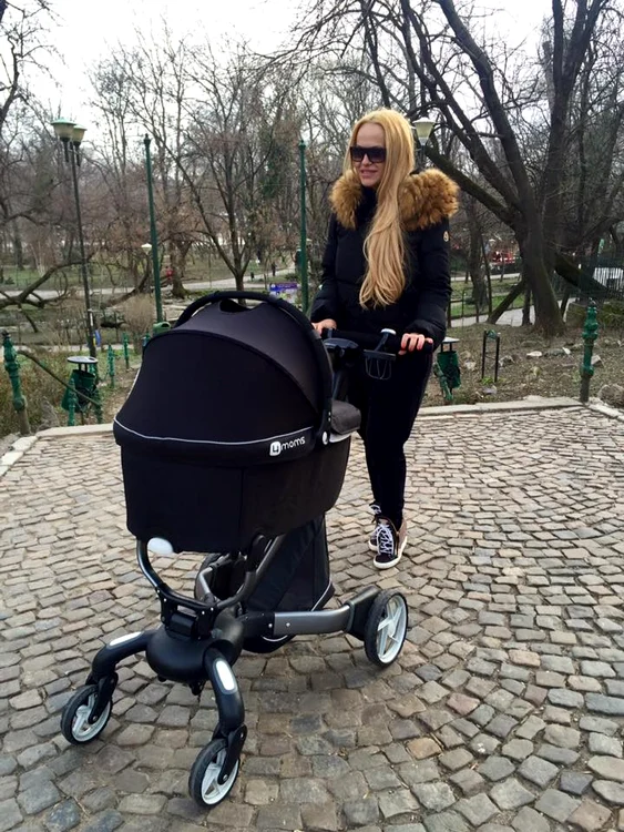 Anda Adam își plimbă fetița în parc de câte ori are ocazia, dar a revenit în forță și pe scenă, deși a născut în noiembrie 2015