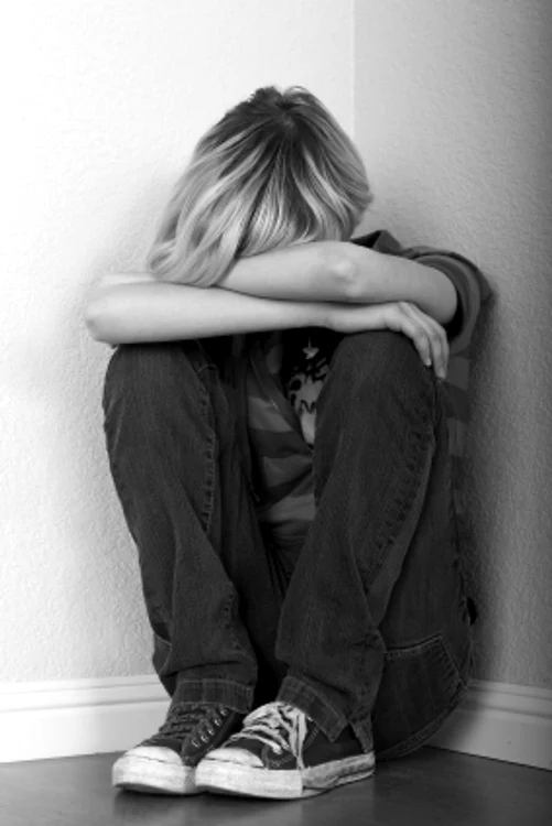 
    Agresorii l-au legat de un scaun cu o sfoară, l-au bătut şi l-au violat pe rând.  