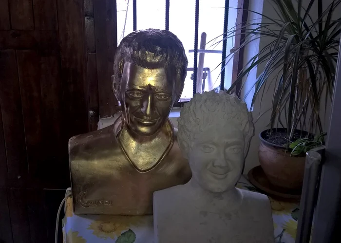 Anca Pandrea este supărată că busturile sunt făcute dintr-un material inferior bronzului