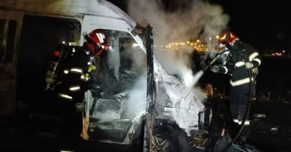 Un microbuz a luat foc pe centura Aradului. Două persoane au suferit arsuri