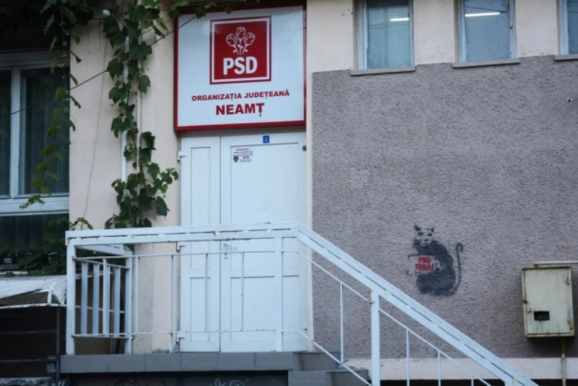 Unul din desene este chiar în zona intrării în sediul PSD Neamţ FOTO: stiripesurse.ro