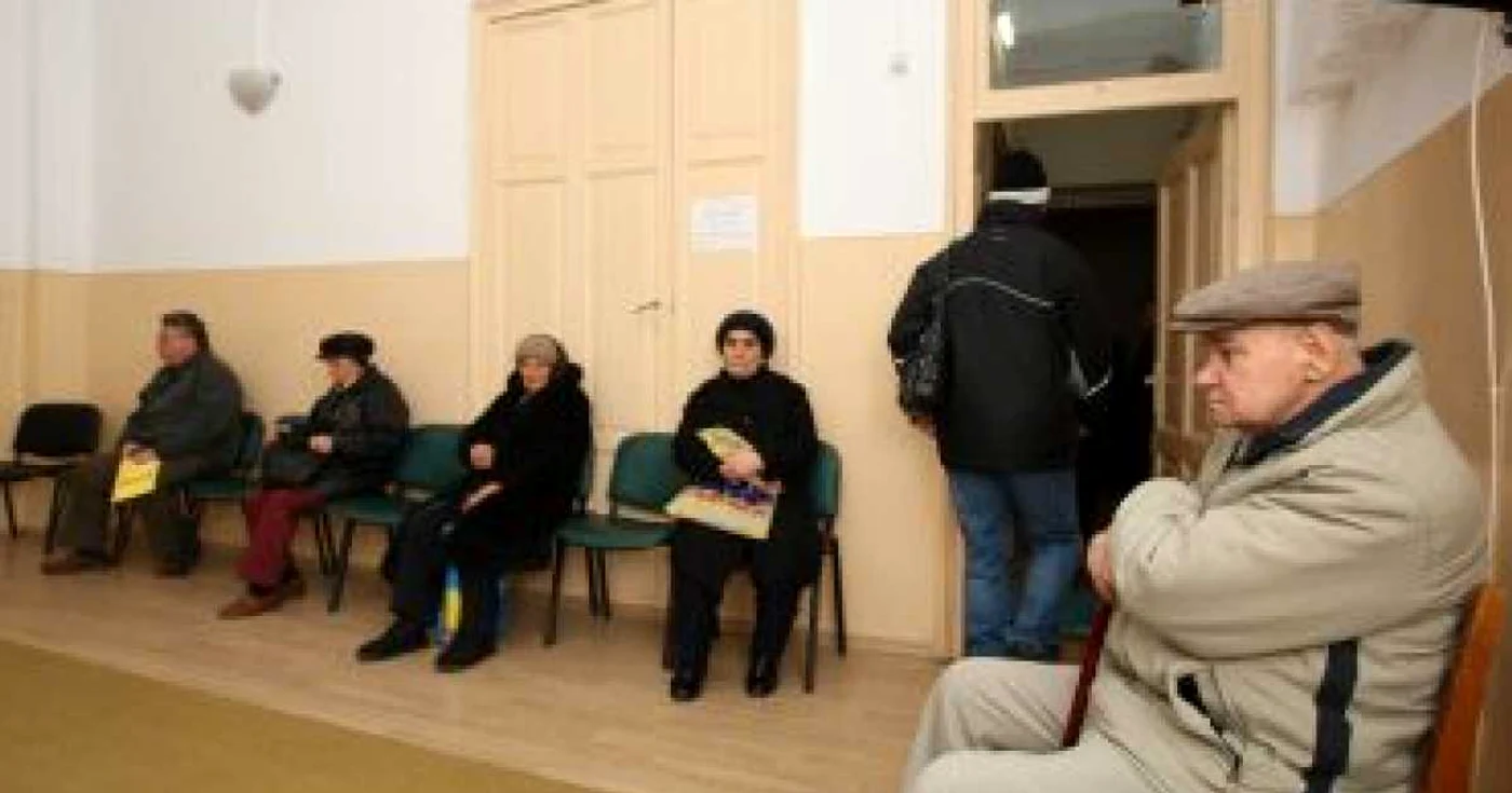 Galaţi: Mii de pensionari supravieţuiesc înglodându-se în datorii