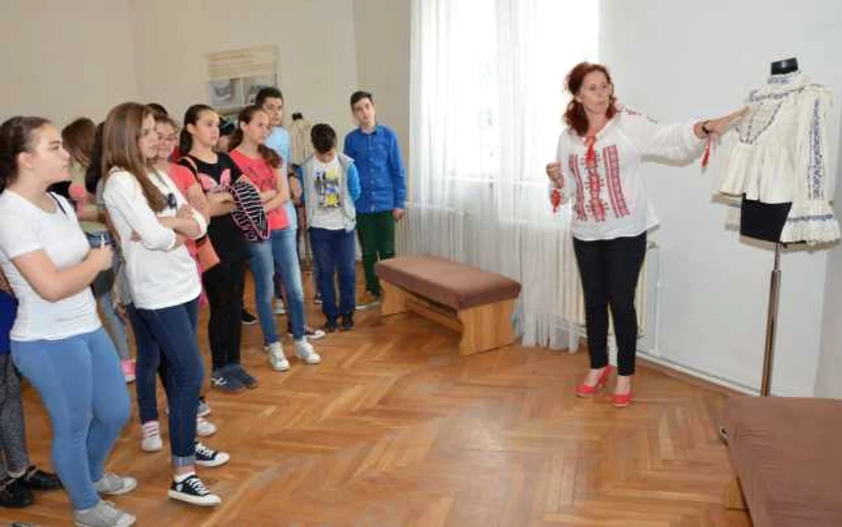 Etnograful Olimpia Mureşan le oferă vizitatorilor detalii despre porlog FOTO MJAI Zalău