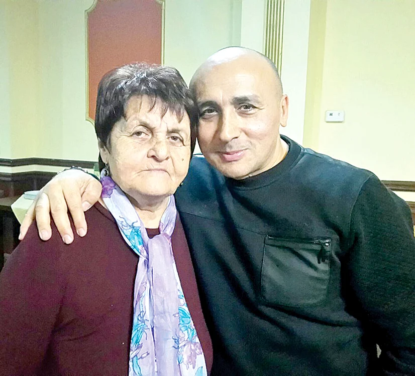 
    Marcel  (56 de ani), solist. Gina (44 de ani),  solistă şi pianistă. George (60 de ani),   saxofonist. Micky (59 de ani),  saxofonist  