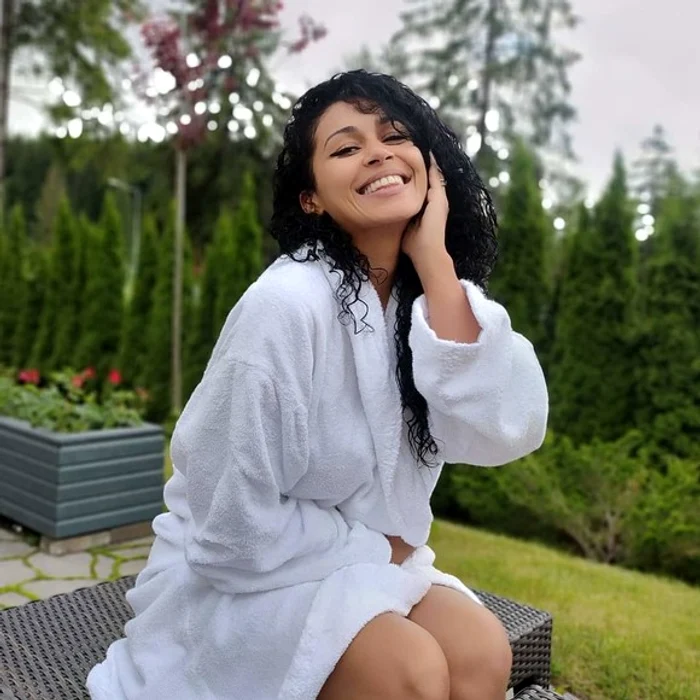 Majda e senzuală și în halat