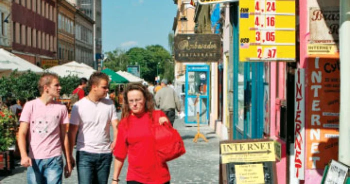 Leul se depreciază din cauza frământărilor sociale / Cât va mai creşte euro?