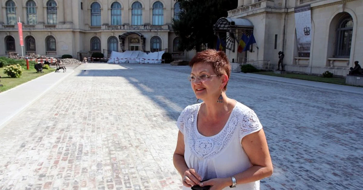 Mariana Dragu, curator la Galeria de Artă Europeană de la Muzeul Naţional de Artă din Bucureşti, a examinat cele două tablouri FOTO Lex Boon/NRC Handelsblad