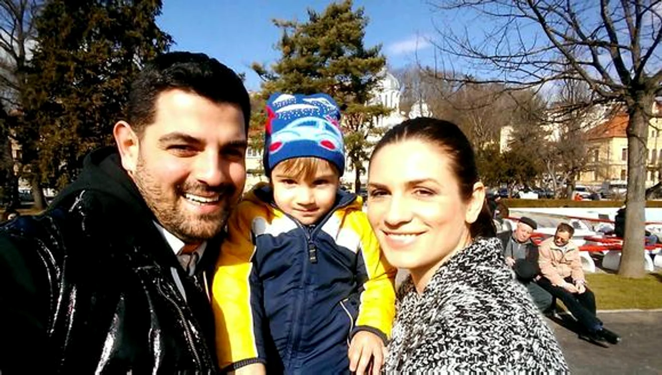 Cântăreaţa Ellie White este fericită alături de băiatul şi de logodnicul ei