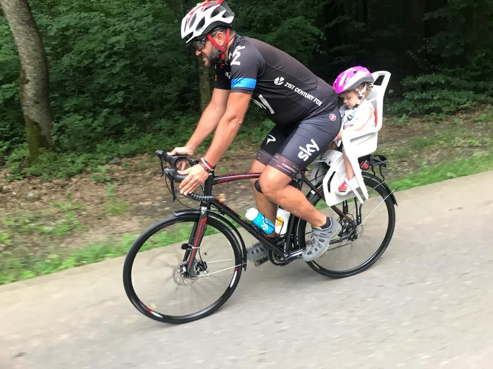 
    Sorin Găgeanu, pe bicicletă împreună cu fetița sa  