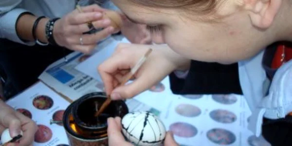 Copiii vor învăţa cum se încondeiază ouăle
