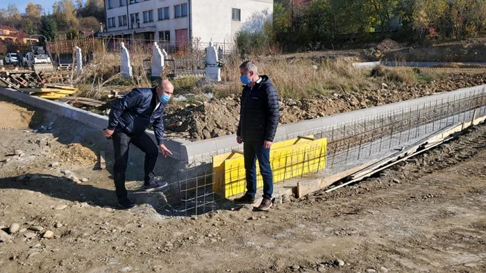 Primarul Petroşaniului pe şantierul viitoarei parcări, cu cimitir înglobat. FOTO: Tiberiu Iacob Ridzi. FACEBOOK