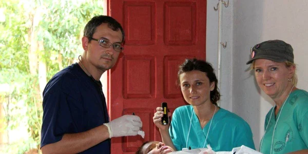 medic emil barbu in africa foto arhiva personala