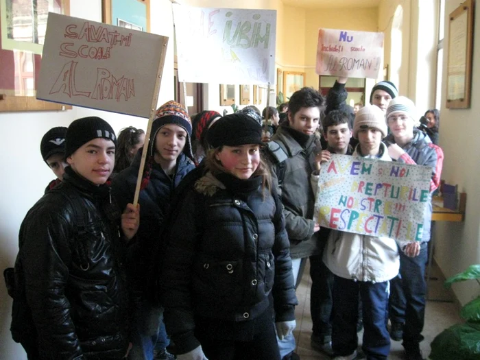 Elevii de la Școala Generală Alexandru Roman protestează astăzi la inspectorat