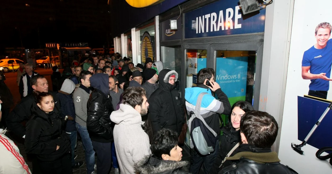 Oamenii au stat la coadă la Flanco FOTO Dorin Constanda