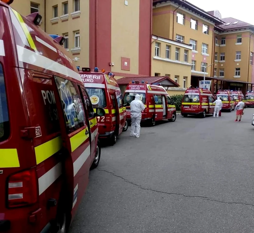 Curtea Institutului Matei Balș, plină cu ambulanțe care aduc bolnavi. Poza din luna iulie a devenit viralăfoto: Facebook / Maria Nitescu