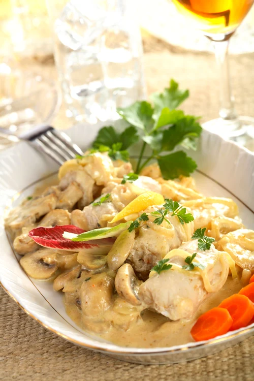 
    Pui cu ciuperci şi smântână  