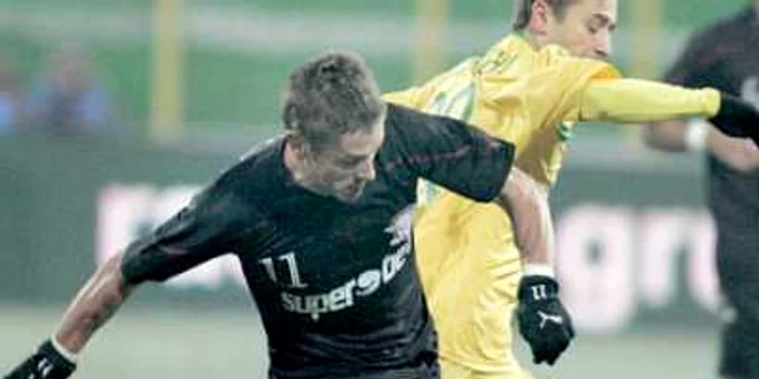 Duelul dintre Frunză (în negru) şi Sânmărtean s-a încheiat nedecis