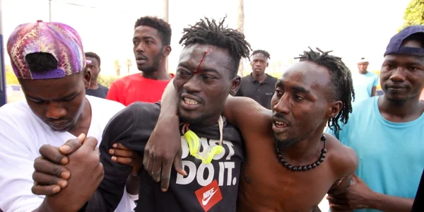 Aproximativ 400 de migranţi forţează intrarea în enclava spaniolă Melilla FOTO Profimedia