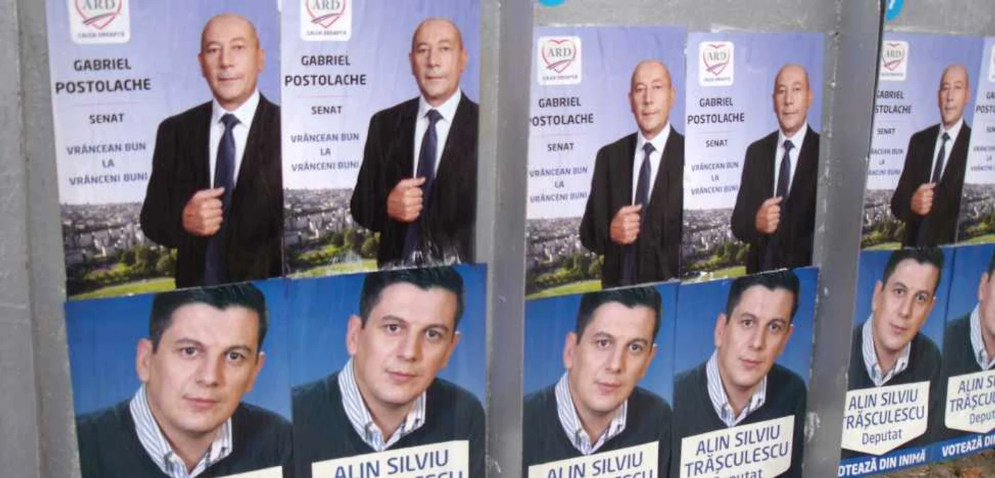 Alin Trăşculescu şi-a pus deja afişe electorale pe panouri Foto: Ştefan Borcea