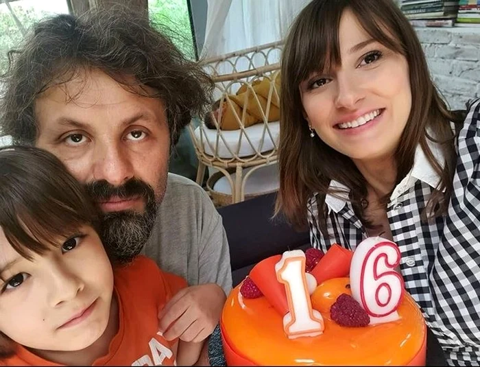 
    Dana Rogoz și Radu Dragomir alături de fiul lor, Vlad Foto Arhivă personală   