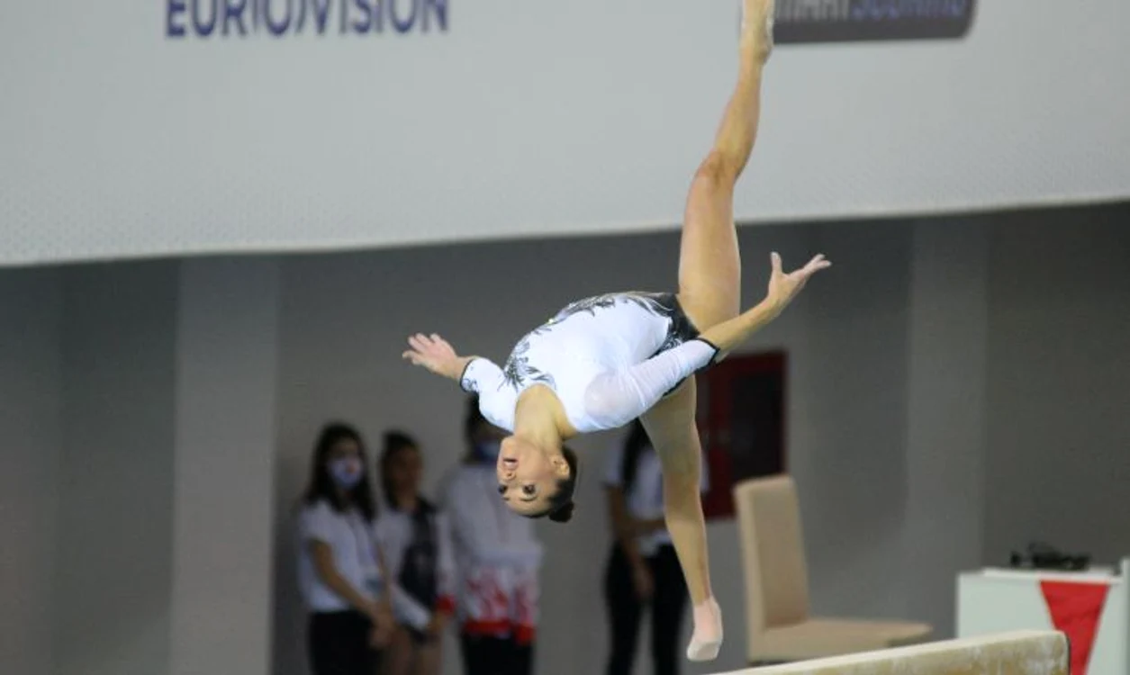 
    Larisa Iordache are un exercițiu spectaculos la bârnăFoto: EPA  
