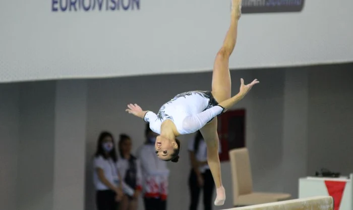 Larisa Iordache are un exercițiu spectaculos la bârnăFoto: EPA