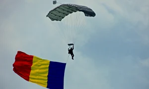 parachute jumper 1747840 1280 jpg
