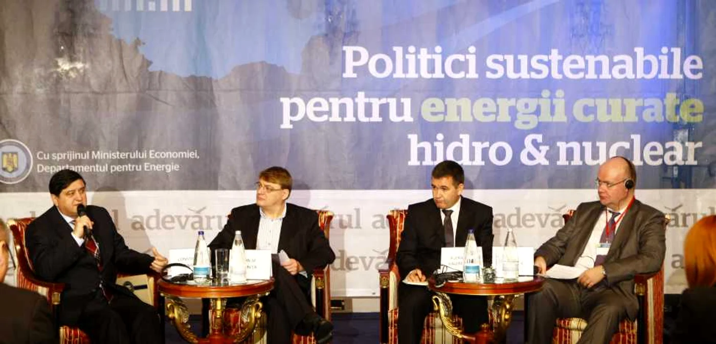 Constantin Niţă (stânga), ministrul delegat pentru Energie, a explicat, la Forumul Energii Curate, importanţa realizării cablului submarin cu Turcia    FOTO Eduard Enea