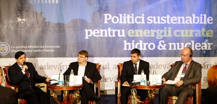 Constantin Niţă (stânga), ministrul delegat pentru Energie, a explicat, la Forumul Energii Curate, importanţa realizării cablului submarin cu Turcia    FOTO Eduard Enea