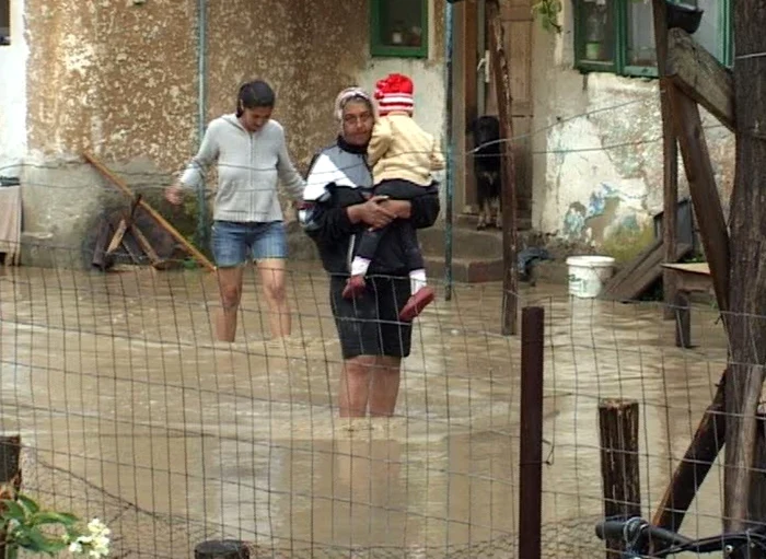 Pompierii au intervenit în localitate cu 3 motopompe. Foto Adevărul