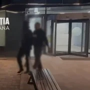 agresor retinut captură video Poliţia Română