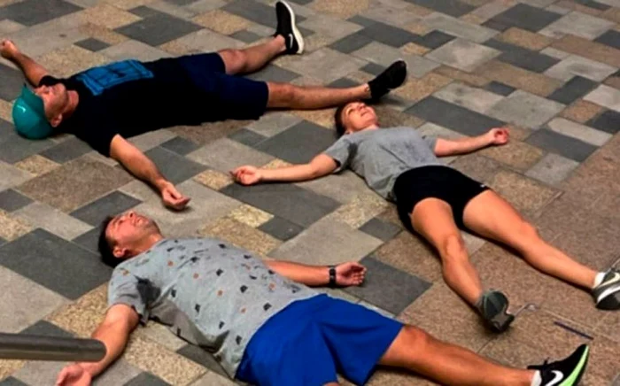 
    Simona halep și antrenorii săi, epuizați de antrenamentul pe scări de la DubaiFOTO: Instagram  